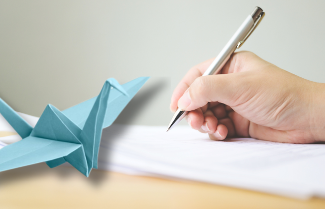 open brief hand met pen